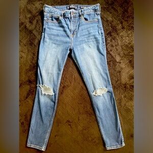 HOLLISTER HIGH RISE SUPER SKINNY DISTRESSED JEANS